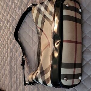 100% authentic Burberry shoulder bag fair condition. Many years left.
